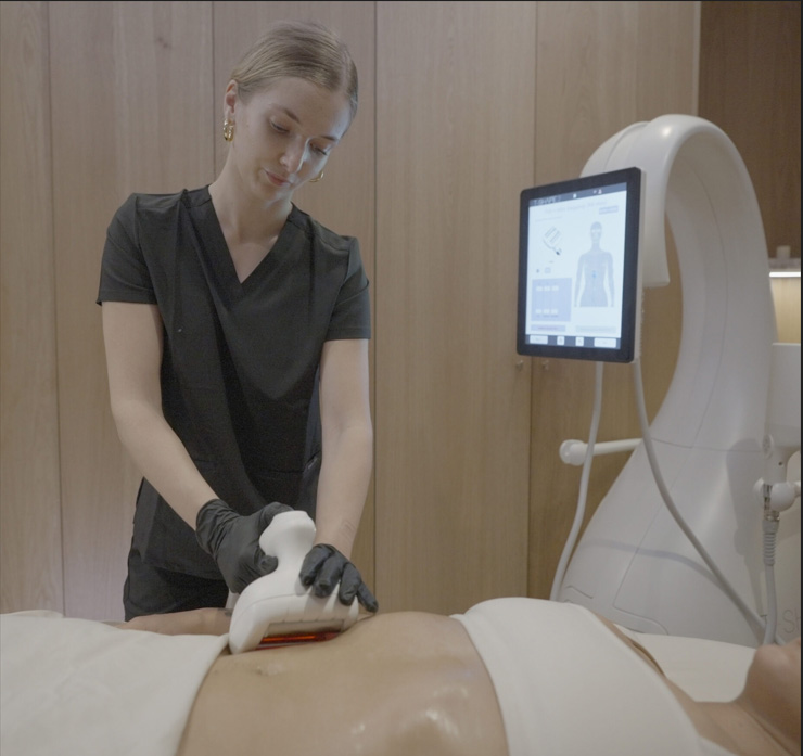 Technician performing T-Shape 2 body contouring treatment in a modern clinic setting
